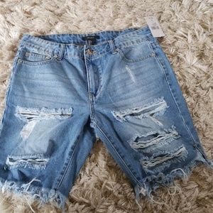 Cut off distressed Bermuda shorts